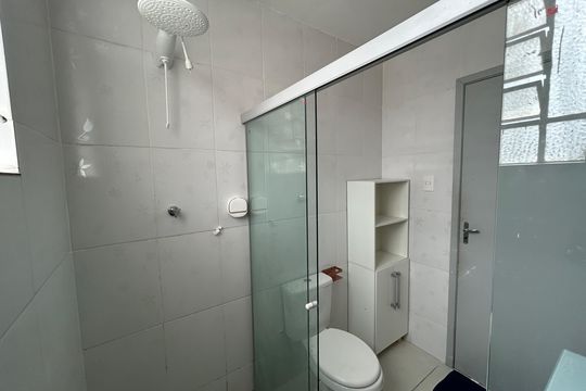 Banheiro de casa para alugar com 2 quartos, 76m² em Bento Ribeiro, Rio de Janeiro
