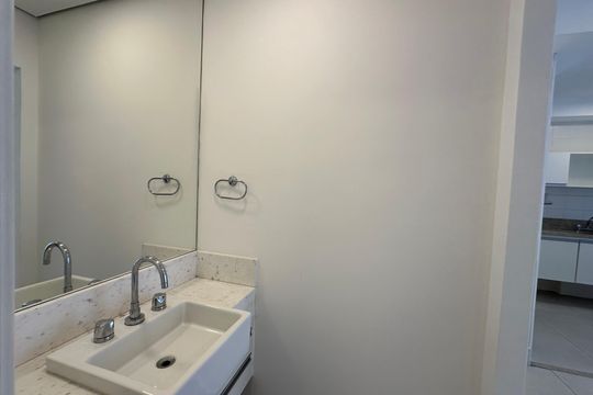 Banheiro de apartamento para alugar com 1 quarto, 54m² em Alphaville Industrial, Barueri