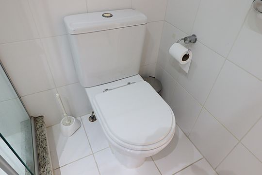 Banheiro da  Suíte de apartamento à venda com 2 quartos, 59m² em Petrópolis, Porto Alegre