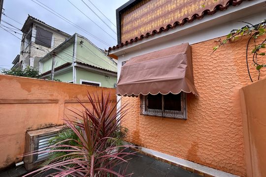 Fachada de casa para alugar com 1 quarto, 50m² em Bento Ribeiro, Rio de Janeiro