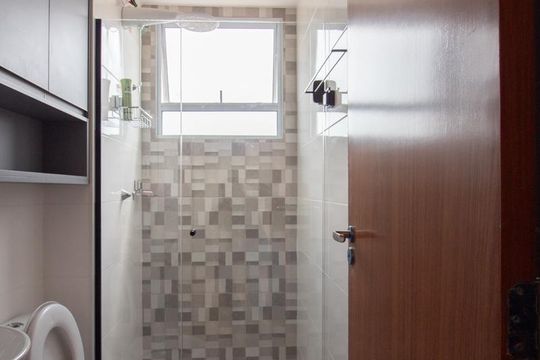 Banheiro de apartamento para alugar com 2 quartos, 48m² em Braúnas, Belo Horizonte