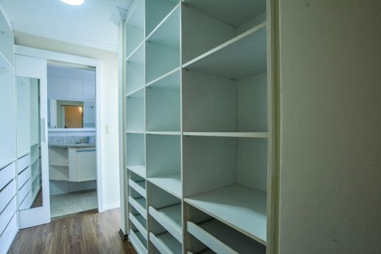 Closet da suíte 2 de casa para alugar com 3 quartos, 220m² em Vila Floresta, Santo André