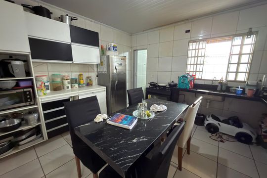 Casa à venda com 3 quartos, 200m² em Qr 421, Brasília