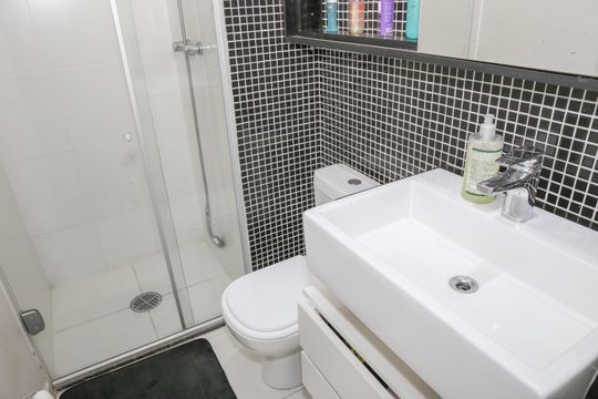 Banheiro de apartamento para alugar com 2 quartos, 60m² em Vila Anastácio, São Paulo
