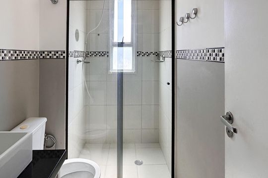 Banheiro Social de apartamento à venda com 2 quartos, 56m² em Conjunto Residencial Pombeva, São Bernardo do Campo