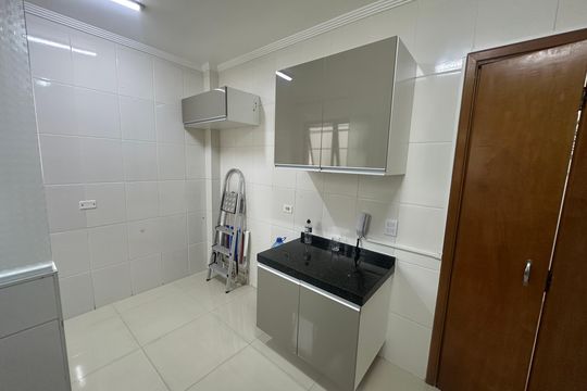 Cozinha de apartamento para alugar com 2 quartos, 64m² em Itararé, São Vicente
