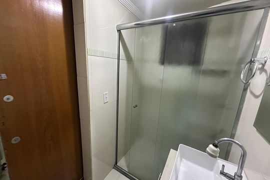 Banheiro da Suíte de apartamento para alugar com 2 quartos, 64m² em Itararé, São Vicente