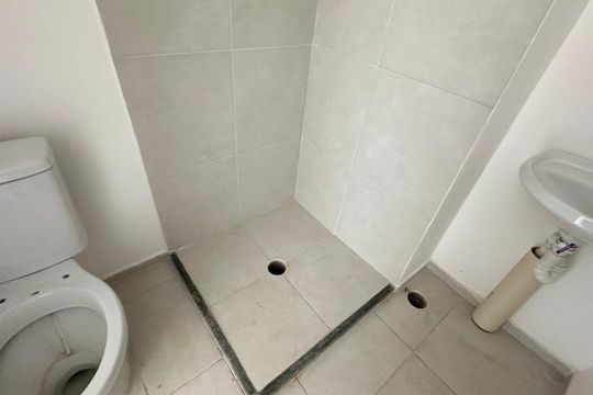 Banheiro de apartamento à venda com 2 quartos, 31m² em Parque Pan Americano, São Paulo