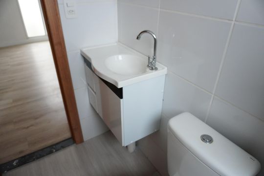Banheiro de apartamento à venda com 2 quartos, 44m² em Morada do Sol, Americana