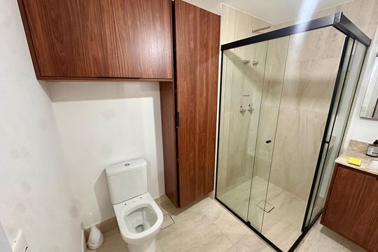 Banheiro de kitnet/studio para alugar com 1 quarto, 31m² em Campo Belo, São Paulo
