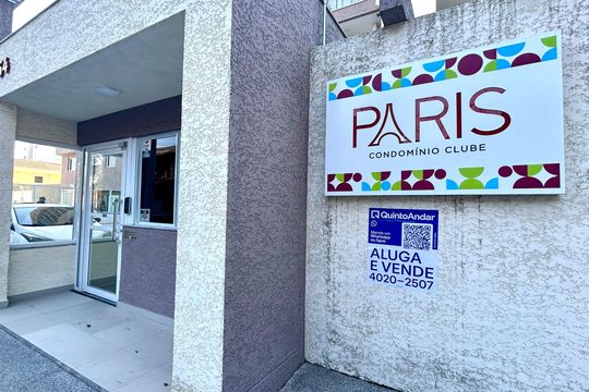 Placa instalada na fachada do imóvel  de apartamento para alugar com 2 quartos, 45m² em Vila Galvão, Guarulhos