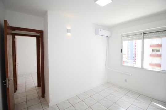 Quarto 1 de apartamento para alugar com 2 quartos, 61m² em Petrópolis, Porto Alegre