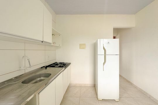 Cozinha de apartamento para alugar com 1 quarto, 35m² em São João do Rio Vermelho, Florianópolis