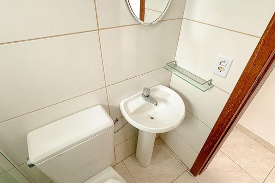 Banheiro de apartamento para alugar com 1 quarto, 35m² em São João do Rio Vermelho, Florianópolis