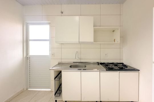 Cozinha de apartamento para alugar com 1 quarto, 35m² em São João do Rio Vermelho, Florianópolis