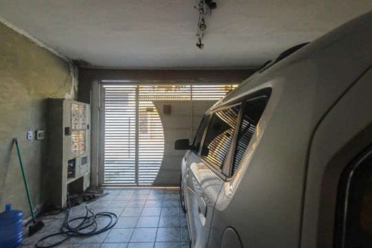 Garagem de casa à venda com 5 quartos, 150m² em Jardim Cotiana, São Paulo
