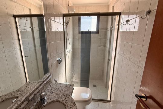 Banheiro da Suíte de apartamento à venda com 3 quartos, 138m² em Setor Bueno, Goiânia