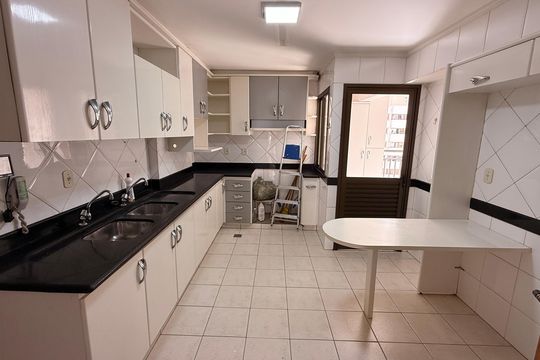 Cozinha de apartamento à venda com 3 quartos, 138m² em Setor Bueno, Goiânia