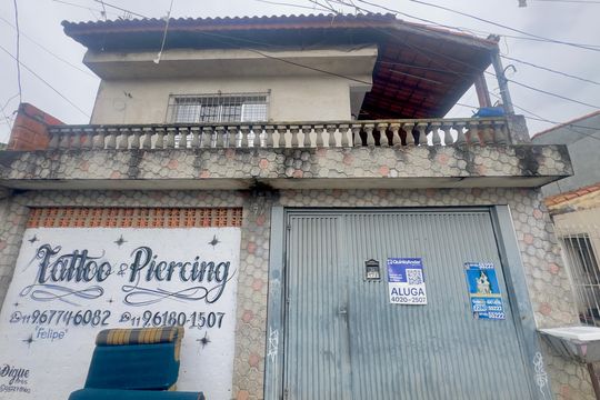 Placa instalada na fachada do imóvel  de casa para alugar com 2 quartos, 90m² em Parque Santo Antonio, Guarulhos