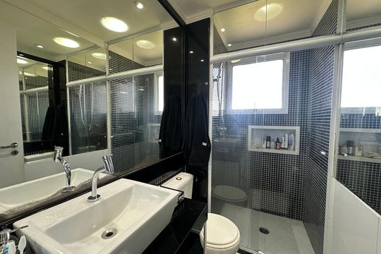 Banheiro da Suíte de apartamento à venda com 2 quartos, 105m² em Jardim Tupanci, Barueri