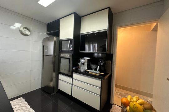 Cozinha de apartamento à venda com 2 quartos, 105m² em Jardim Tupanci, Barueri