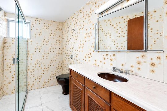 Banheiro 2 de apartamento para alugar com 2 quartos, 70m² em Independência, Porto Alegre