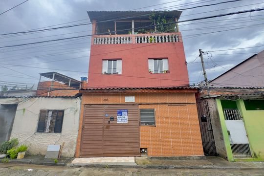 Placa instalada na fachada do imóvel  de casa para alugar com 4 quartos, 125m² em Jardim Alvorada, Guarulhos