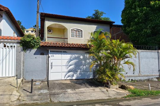 Fachada de casa à venda com 4 quartos, 360m² em Cantagalo, Niterói