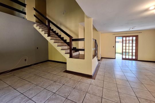 Casa à venda com 3 quartos, 320m² em Itaipu, Niterói