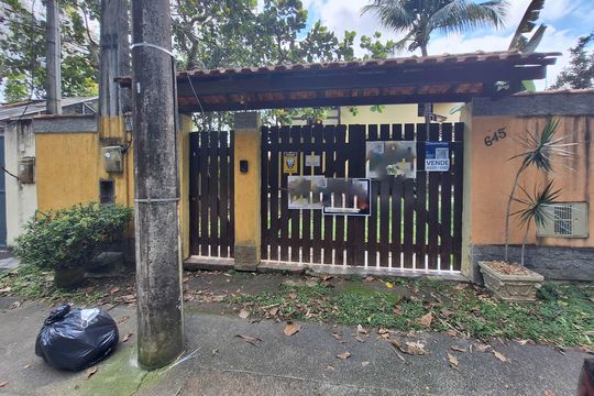 Fachada de casa à venda com 3 quartos, 320m² em Itaipu, Niterói