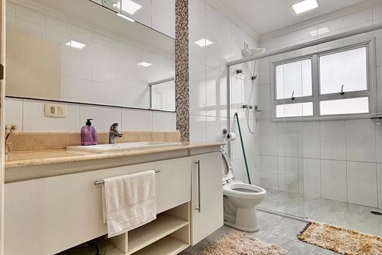 Banheiro de casa de condomínio à venda com 4 quartos, 373m² em Tarumã, Barueri