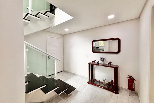 Hall de entrada de casa de condomínio à venda com 4 quartos, 373m² em Tarumã, Barueri