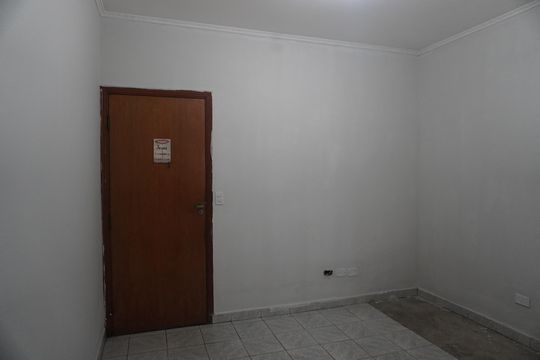Casa para alugar com 3 quartos, 225m² em Vila Carmosina, São Paulo