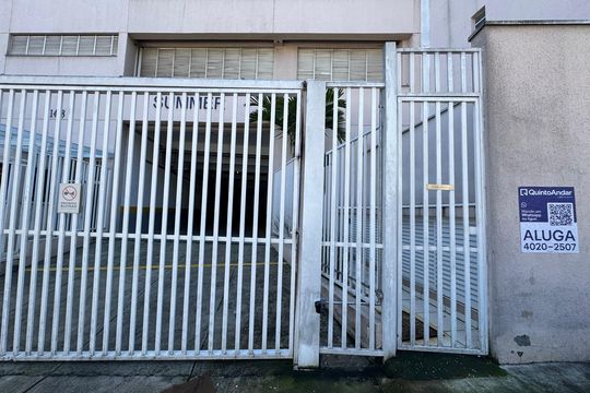 Fachada com PLACA GRANDE de apartamento para alugar com 2 quartos, 45m² em Quitaúna, Osasco