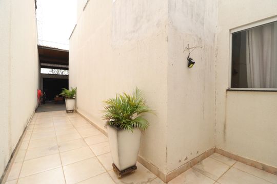 Hall de entrada de casa para alugar com 2 quartos, 53m² em Granada, Uberlândia