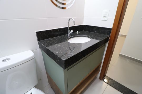 Banheiro Social de apartamento para alugar com 2 quartos, 58m² em Segismundo Pereira, Uberlândia