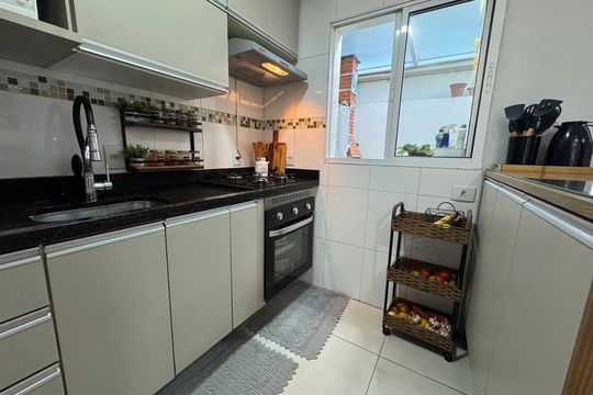 Cozinha de casa de condomínio à venda com 2 quartos, 59m² em Santa Maria, Osasco
