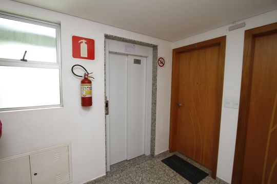 elevador  de apartamento para alugar com 2 quartos, 57m² em Havaí, Belo Horizonte