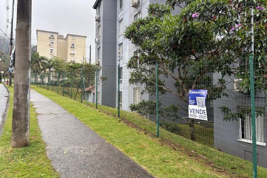 Plaquinha Instalada código IHPB-299 de apartamento para alugar com 2 quartos, 43m² em Morro Santana, Porto Alegre