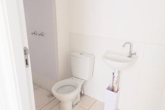 Banheiro de apartamento para alugar com 2 quartos, 41m² em Santa Cruz, Rio de Janeiro