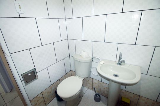 Banheiro de casa para alugar com 3 quartos, 58m² em Irajá, Rio de Janeiro