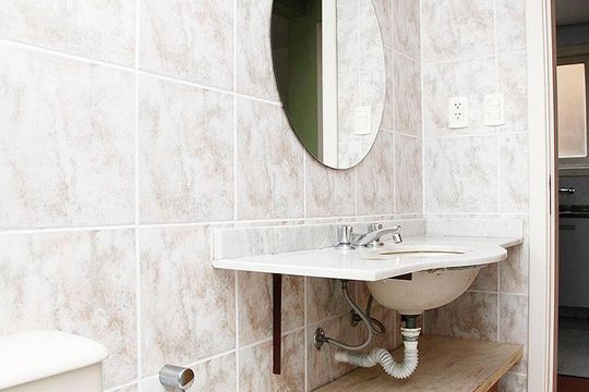 Banheiro de apartamento à venda com 1 quarto, 49m² em Centro Histórico, Porto Alegre