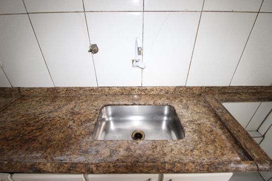 Cozinha de apartamento para alugar com 2 quartos, 55m² em Jardim Itapemirim, São Paulo