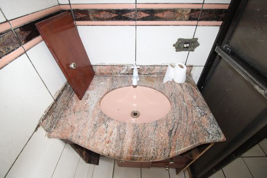 Banheiro de apartamento para alugar com 2 quartos, 55m² em Jardim Itapemirim, São Paulo