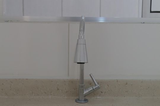 Torneira da cozinha  de casa para alugar com 1 quarto, 52m² em Lageado, São Paulo