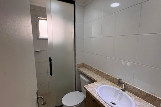 Banheiro de apartamento para alugar com 2 quartos, 55m² em Jardim Rio das Pedras, Cotia