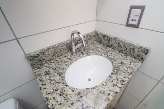 Banheiro de apartamento para alugar com 2 quartos, 45m² em Cassange, Salvador