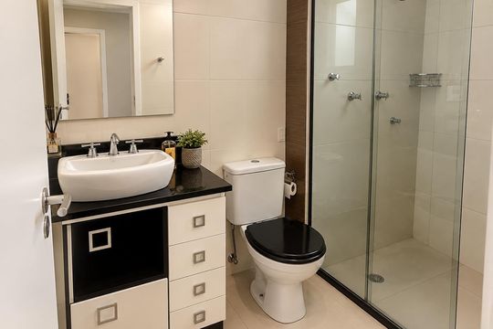 Banheiro social de apartamento à venda com 2 quartos, 48m² em Portal dos Gramados, Guarulhos