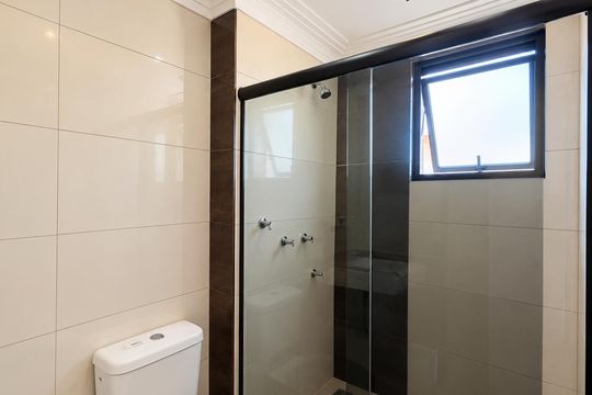 Banheiro social de apartamento à venda com 2 quartos, 48m² em Portal dos Gramados, Guarulhos