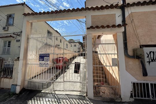 Fachada + placa de apartamento para alugar com 1 quarto, 53m² em Engenho de Dentro, Rio de Janeiro